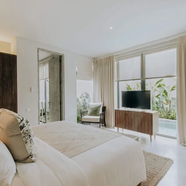 King bed facing the TV and the pool terrace